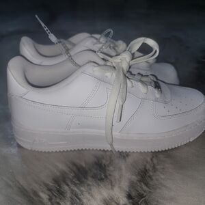 Nike Air Forces Kids (NWOT) Boys 7Y - White Sneakers